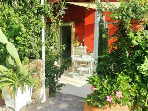 an entrance to a house with flowers and plants at MOONIC83 Spiaggia Privata in Trevignano Romano