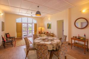 Un comedor con mesa y sillas en Bamboo Grove by VEO - Part of StayVista, en Dehradun
