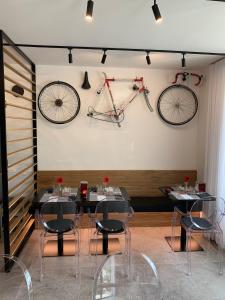 uma sala de jantar com duas bicicletas penduradas na parede em Visioni Lake View Boutique Rooms & Breakfast - Adults Friendly em Riva del Garda