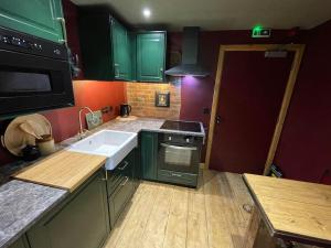 A kitchen or kitchenette at The Fuggle