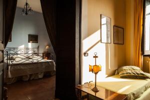 1 dormitorio con 2 camas y ventana en Domus Laeta, en Giungano