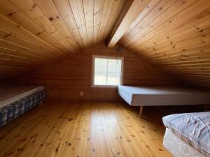 Habitación en el ático con 2 camas y ventana en Santtioranta Camping, en Uusikaupunki