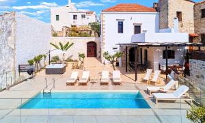 una piscina en la parte superior de un edificio con sillas en Villa Barozziana Private Heated Pool & Jacuzzi en Rethymno Town