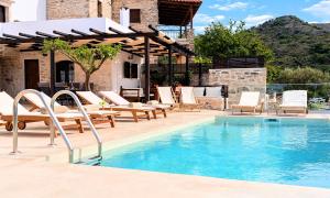 Villa Barozziana Private Heated Pool & Jacuzzi في مدينة ريثيمنو: مسبح مع كراسي صالة جلوس وشاهي