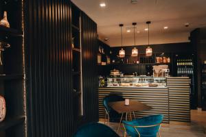 un ristorante con tavolo, sedie e un bar di Dock 1 Boutique Hotel a Cospicua