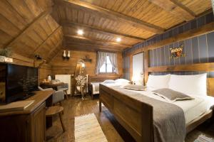 Llit o llits en una habitació de Lakeside Hotel Plitvice