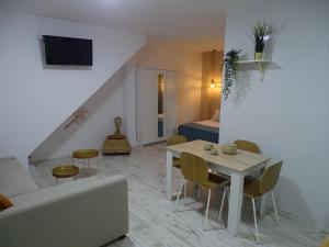 salon z kanapą, stołem i łóżkiem w obiekcie Casasjerezanas Loft Aitana w mieście Jerez de la Frontera