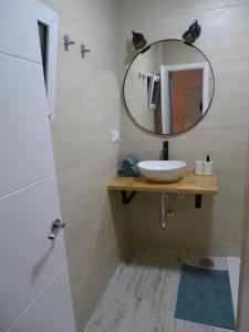 łazienka z umywalką i lustrem w obiekcie Casasjerezanas Loft Aitana w mieście Jerez de la Frontera