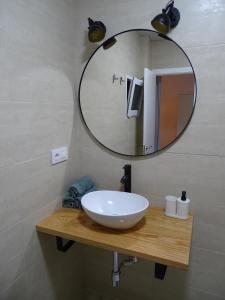 łazienka z białą umywalką i lustrem w obiekcie Casasjerezanas Loft Aitana w mieście Jerez de la Frontera +17 zdjęć