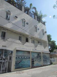 un edificio con graffiti sul lato di Bed and Brewhouse Sucat a Manila