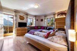um quarto com uma cama grande e uma televisão em Feldhof Apartment Golden Delicious em Caines