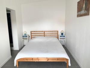łóżko w pokoju z 2 stolikami nocnymi w obiekcie Maison Bretignolles-sur-Mer, 5 pièces, 10 personnes - FR-1-231-76 w mieście Brétignolles-sur-Mer