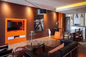 a living room with a couch and a dining room at Dijon La Belle Adresse in Dijon