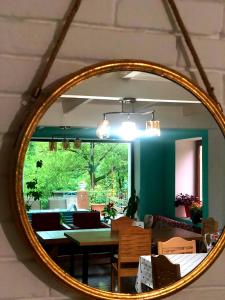 een spiegel in een kamer met een eetkamer bij Four Seasons in Kutaisi in Koetaisi