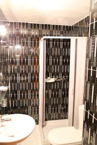 Kúpeľňa v ubytovaní Avra Rooms + 32 fotografií