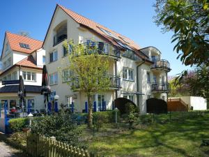 una grande casa con una recinzione di fronte di Haus Seeblick Seeblick 5 a Insel Poel