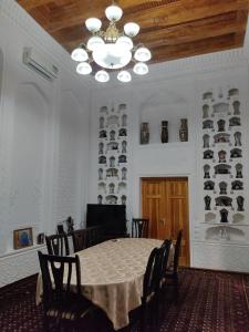Un comedor con una mesa y sillas y una lámpara de araña. en Hotel Nazira & Azizbek 2, en Bukhara 26 fotos más