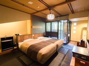 سرير أو أسرّة في غرفة في LiVEMAX RESORT Shizuoka Amagiyugashima