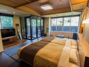 سرير أو أسرّة في غرفة في LiVEMAX RESORT Shizuoka Amagiyugashima