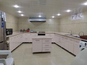 Virtuvė arba virtuvėlė apgyvendinimo įstaigoje Hotel Nazira & Azizbek 2