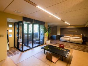 Llit o llits en una habitació de LiVEMAX RESORT Shizuoka Amagiyugashima