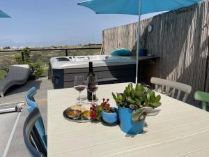 Giv'ot Bar的住宿－צדפת המדבר，一张桌子,上面放着一盘食物和酒杯