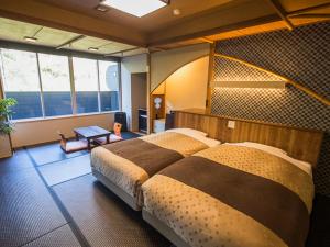 سرير أو أسرّة في غرفة في LiVEMAX RESORT Shizuoka Amagiyugashima