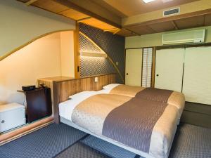 سرير أو أسرّة في غرفة في LiVEMAX RESORT Shizuoka Amagiyugashima