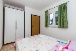 Cama ou camas em um quarto em Robinson Medvidna Hvar Apartments