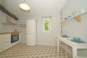 Kuchyň nebo kuchyňský kout v ubytování Fasano home with terrace and Lake view + 9 fotografií