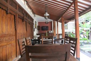 una sala da pranzo con tavolo e sedie di Griya Yunika a Yogyakarta