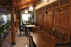 Restoran atau tempat lain untuk makan di Griya Yunika