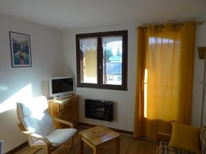 Telewizja i/lub zestaw kina domowego w obiekcie Appartement au cœur du village avec parking privé