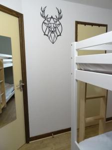 1 dormitorio con litera y espejo en Appartement au cœur du village avec parking privé, en Mijoux