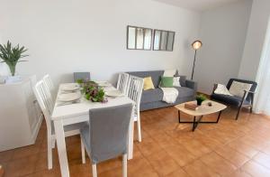 uma sala de estar com uma mesa branca e um sofá em Apartamento Playas de Quejo em Isla