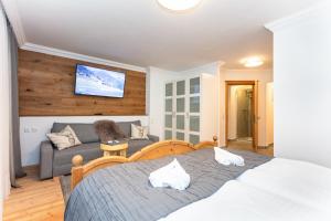 Rúm í herbergi á Gasthof Andrelwirt Rauris