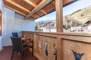 einen Balkon mit einem Tisch und Stühlen sowie Aussicht in der Unterkunft Gasthof Andrelwirt Rauris in Rauris