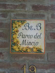 un cartel en una pared que diga paragon del minico en BB Parco del Mincio, en Virgilio