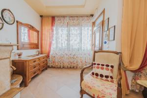 - une chambre avec une chaise, une commode et une fenêtre dans l'établissement Paliouri holidays maisonette, à Paliouri