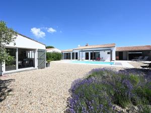 une villa avec une piscine et une maison dans l'établissement Villa Sainte-Marie-de-Ré, 7 pièces, 8 personnes - FR-1-258-17, à Sainte-Marie de Ré