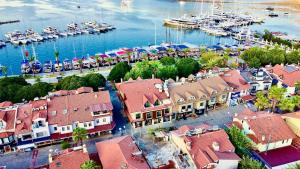 een luchtzicht op een haven met boten in het water bij Resa Hotel Göcek in Göcek