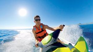 um homem a andar de jet ski na água em Le Blanc Spa Resort Los Cabos Adults Only All-Inclusive em San José del Cabo