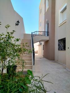 a stairway leading to a building with a stair case at Studio à Hammam Sousse in Hammam Sousse