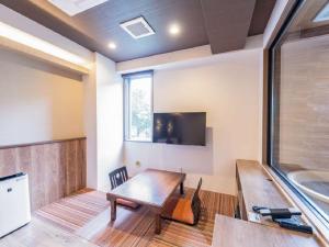 TV a/nebo společenská místnost v ubytování LiVEMAX RESORT Kusatsu Onsen