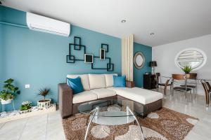 a living room with a couch and a table at Le Petit Jardin in Volos