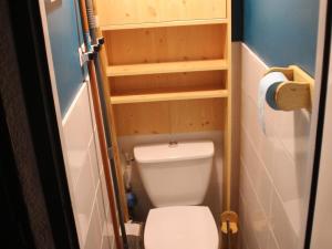 a small bathroom with a white toilet in a room at Studio Valloire, 1 pièce, 4 personnes - FR-1-263-3 in Valloire