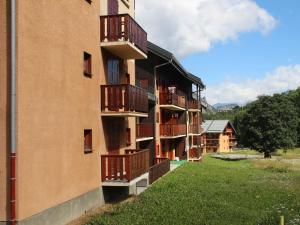 a building with balconies on the side of it at Studio Valloire, 1 pièce, 4 personnes - FR-1-263-3 in Valloire