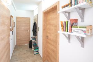 Knihovna v apartmánu