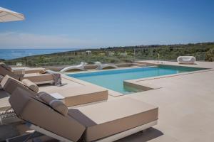 Bazén v ubytování Olea O' Luxury Living nebo v jeho okolí