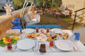 uma mesa com pratos de comida em cima em Allegria Butik Otel em Ildır